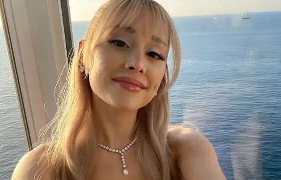 A Ariana tem namorado???