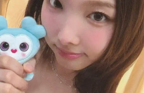Qual a idade da nayeon, integrante do twice?
