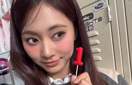 Qual a idade da tzuyu, integrante do twice?