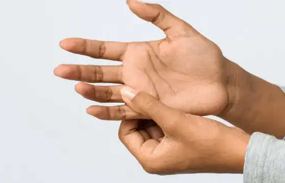 17. COMO ESCREVEMOS DEDO E DEDOS DA MÃO EM INGLÊS?