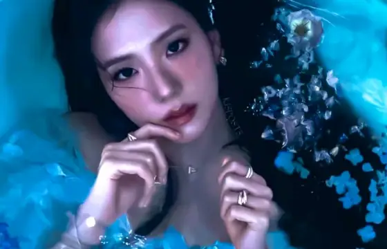 Qual é a música de maior sucesso solo da jisoo?
