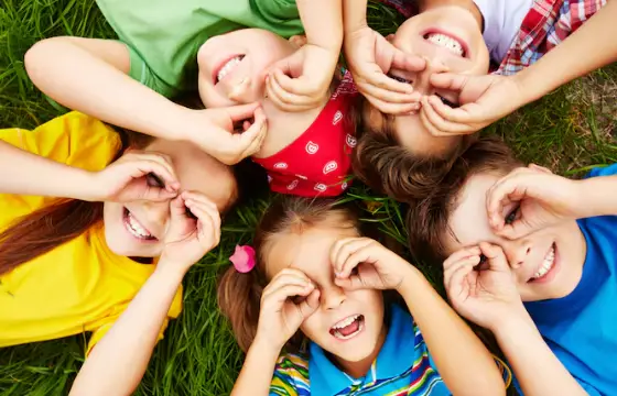 Preferes jogar no computador ou com os teus amigos ao ar livre?