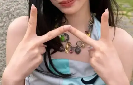 DE QUEM É ESSA MÃO?