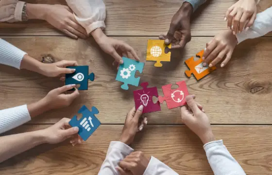 7. Um colega está com dificuldades para entender a matéria. Qual é a melhor atitude?