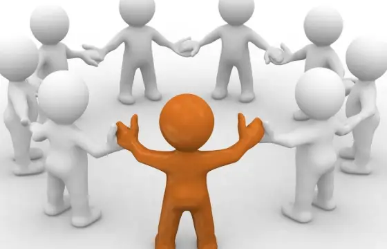 9. Um grupo de amigos está se divertindo e um de vocês cai e machuca o joelho. Qual a melhor atitude a ser feita?