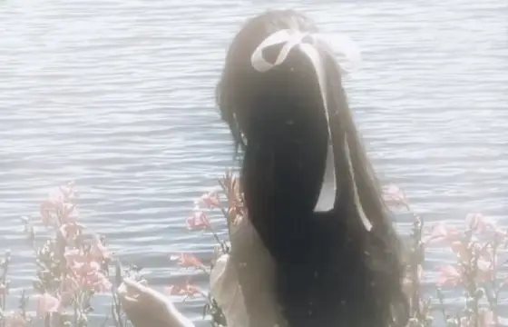 Conheces "Love Me Not" da Ravyn Lenae? Fala sobre a dualidade de querer afastar-se para se proteger, mas ao mesmo tempo sentir falta da pessoa.