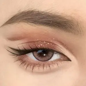 Básica, mas com olhar marcante.