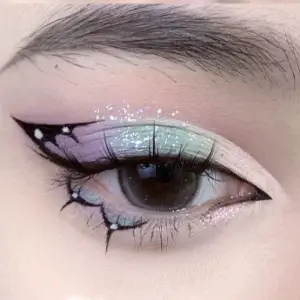 Misteriosa, com sombra escura e delineado fino.