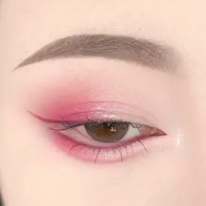 Delicada e fofa, com tons rosados.