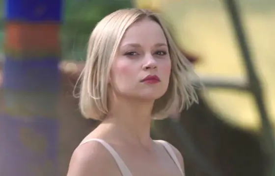 Se estivesses num acampamento e houvesse uma vilã que controla mentes, tu arriscarias fugir a todo o custo?