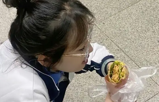 Chegou a hora de comer, e um menino te chama para comer com ele, você...