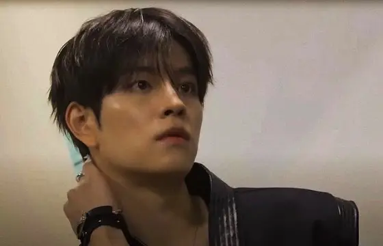 - De qual música é essa frase?
“I think I'm addicted to the title,  You And Me"