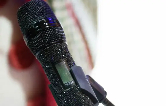 De quem é esse microfone?