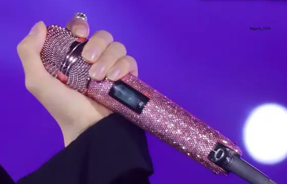 De quem é esse microfone?