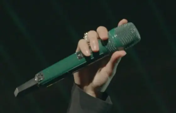 De quem é esse microfone?