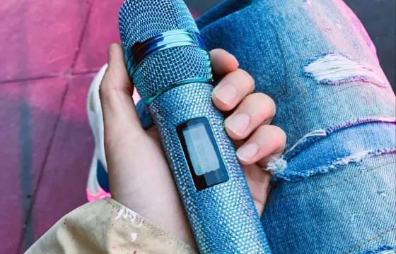 De quem é esse microfone?