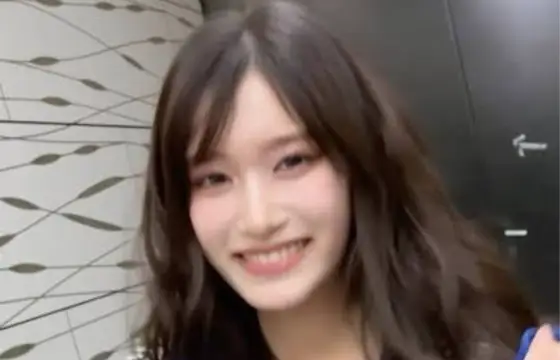 Essa é a Eun-seo, ela é conhecida como Summer. Ela é a Vocalista líder, ela tem 18 anos