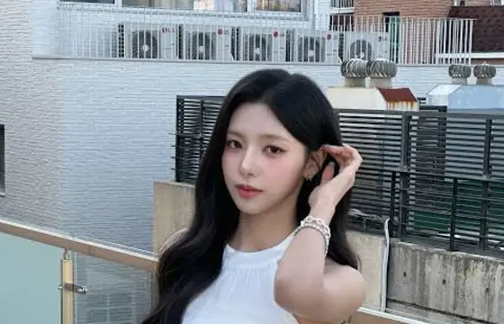 Essa é a Kanie, ela é a Sub rapper, Visual e Vocalista líder. Ela tem 19 anos