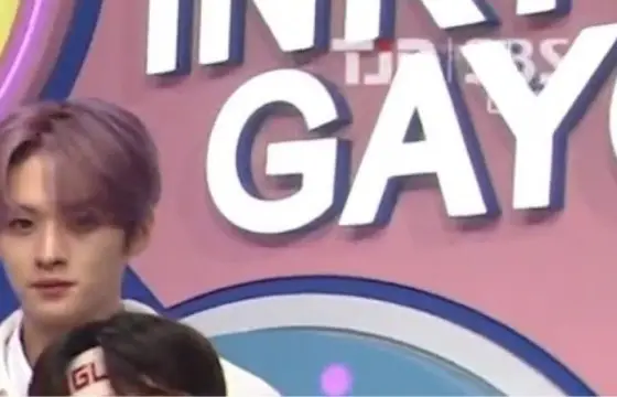 Qual musica que o stray kids debutou?