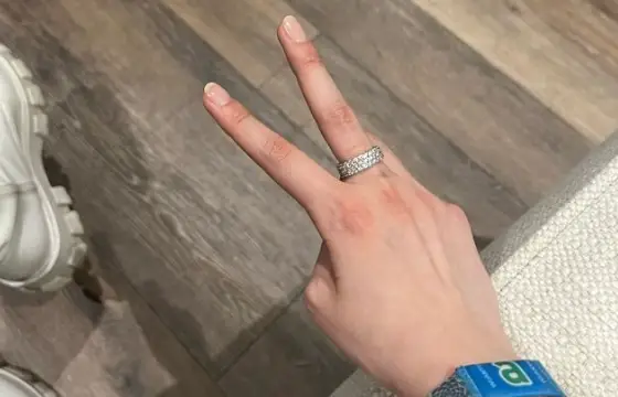 DE QUEM É ESTA MÃO?