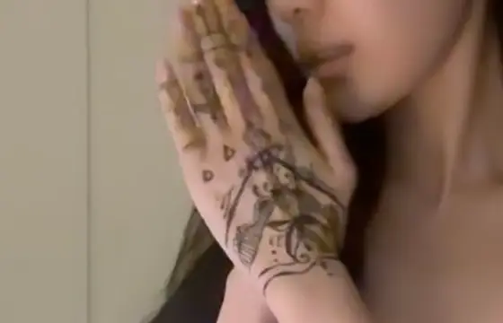 DE QUEM É ESTA MÃO?