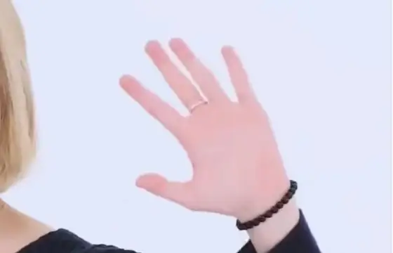 DE QUEM É ESTA MÃO?