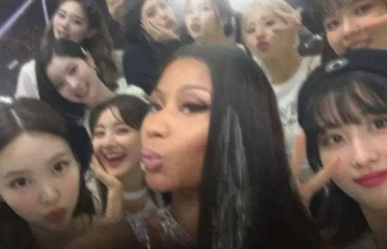 Qual membro fez collab com a cantora Jenevieve esse ano ??