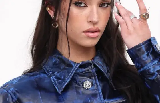 Em qual grupo de K-pop (pop) Daniela debutou?